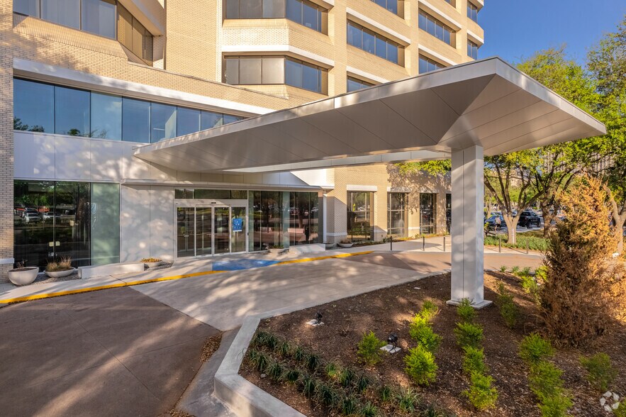 More Photos Of 411 N Washington Ave, Dallas Office For Sale