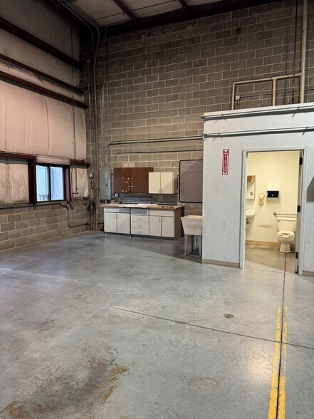 More Photos Of 3130 S 6th St, Lincoln Warehouse For Lease