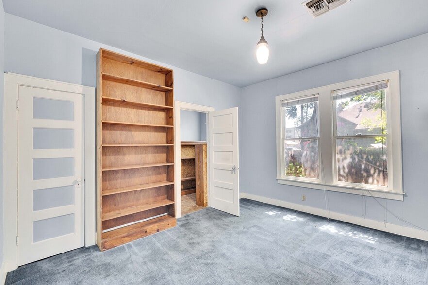 More Photos Of 1006 E Cesar Chavez St, Austin Office Residential For Sale