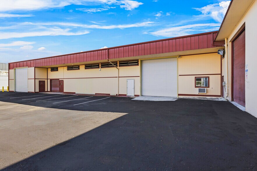 More Photos Of 657 NE Dixie Hwy, Jensen Beach Warehouse For Lease