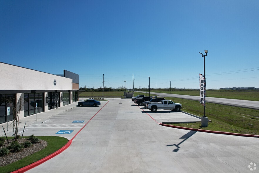 More Photos Of 6002 FM 3180 Rd, Baytown General Retail For Lease