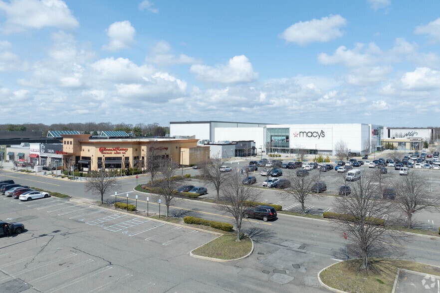 More Photos Of 1701 Sunrise Hwy, Bay Shore General Retail For Lease