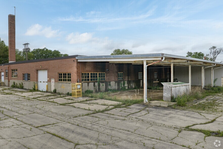 More Photos Of 947 E Clinton St, Freeport Warehouse For Sale