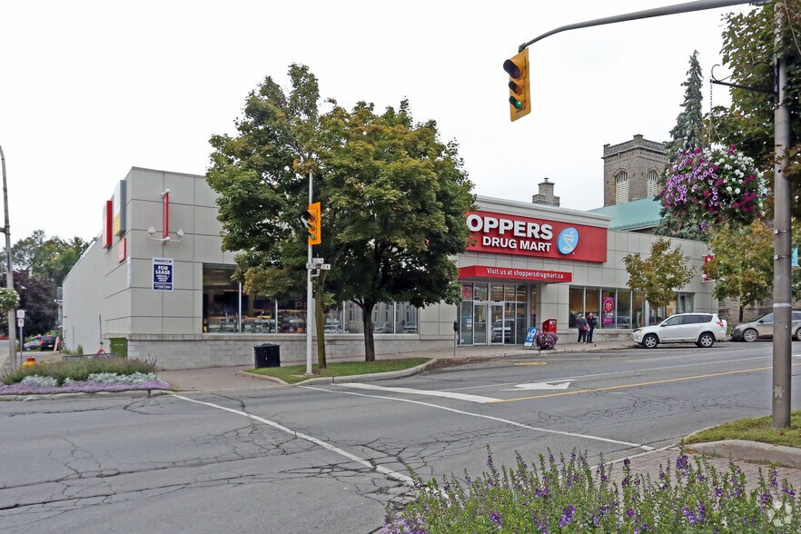 More Photos Of 54 Beckwith St, Smiths Falls Drugstore For Lease