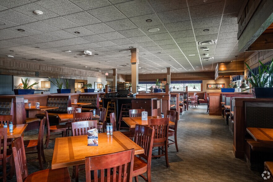 More Photos Of 4925 N Academy Blvd, Colorado Springs General Retail For Sale