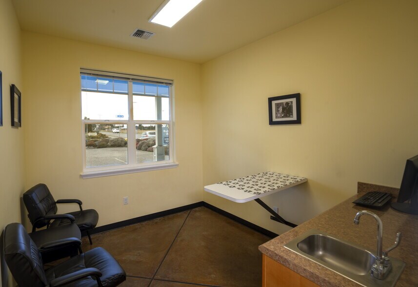 More Photos Of 660 N 7th Ave, Sequim Veterinarian Kennel For Sale