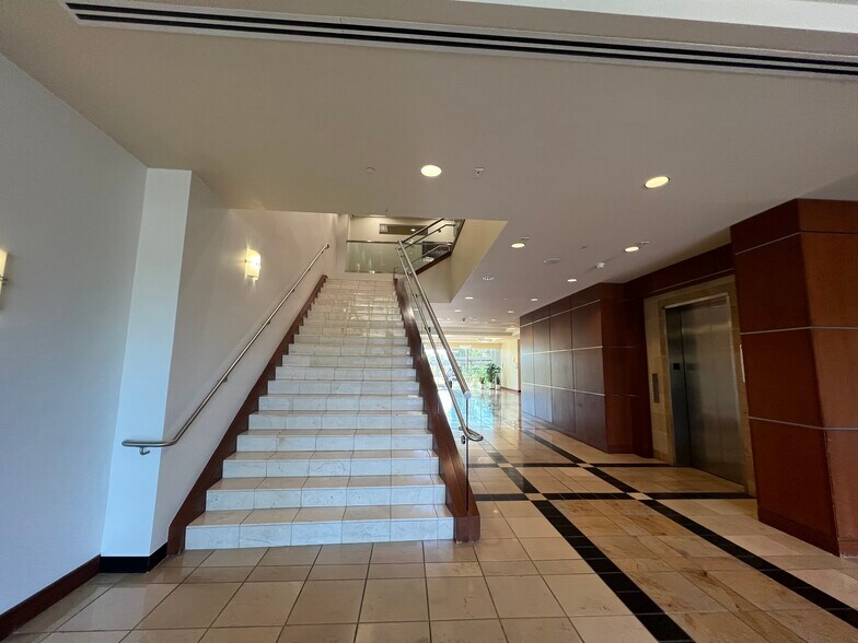 More Photos Of 5701 W Talavi Blvd, Glendale Office For Lease