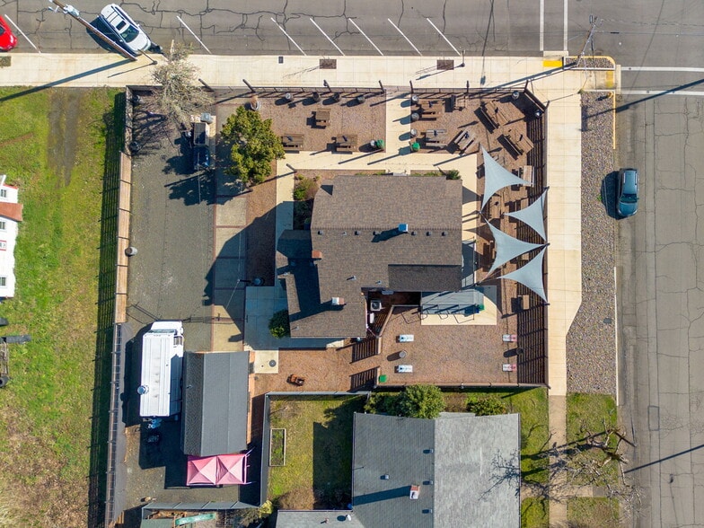 More Photos Of 883 SW Church St, Dallas Restaurant For Sale