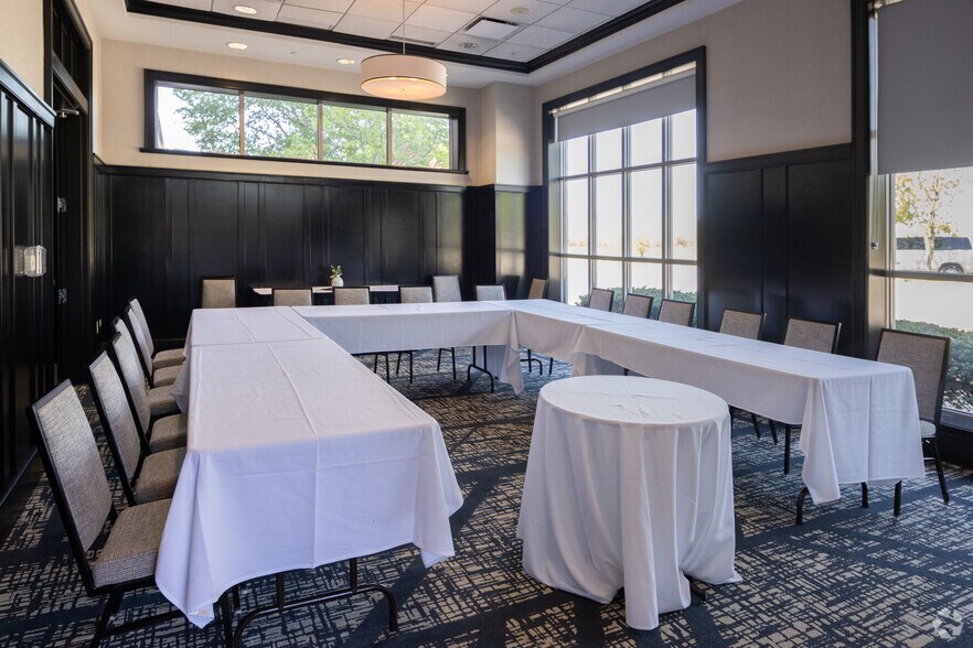 More Photos Of 1110 Willow Rd, Northbrook Hotel For Lease