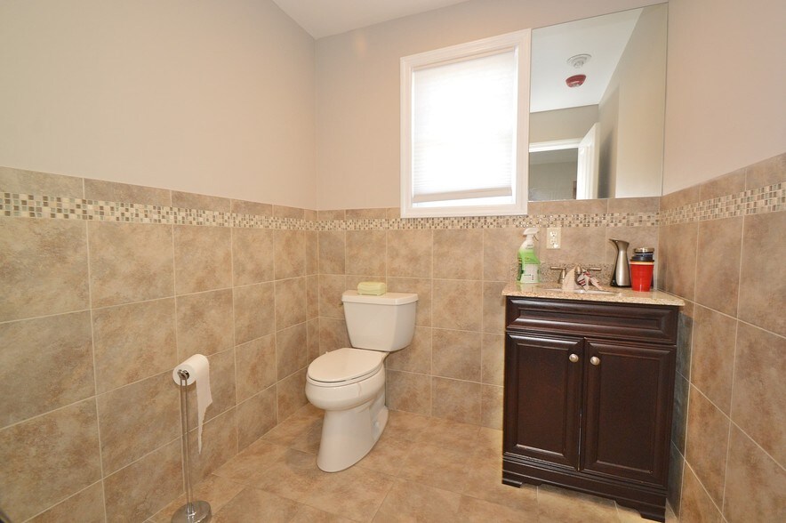 More Photos Of 590 Sunrise Hwy, Baldwin Freestanding For Lease