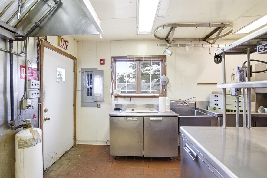 More Photos Of 40 Weirs Rd, Gilford Restaurant For Sale