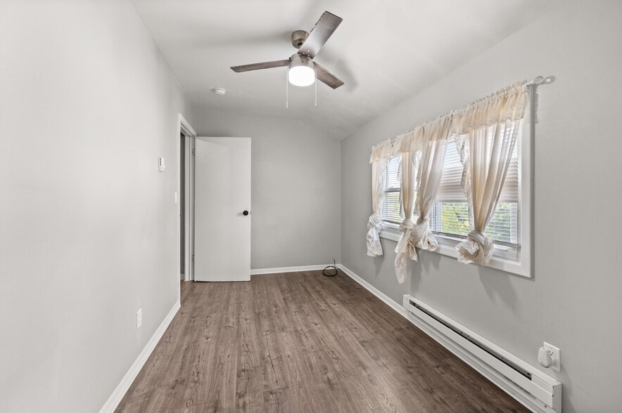 More Photos Of 304 Hankes Ave, Aurora Apartments For Sale