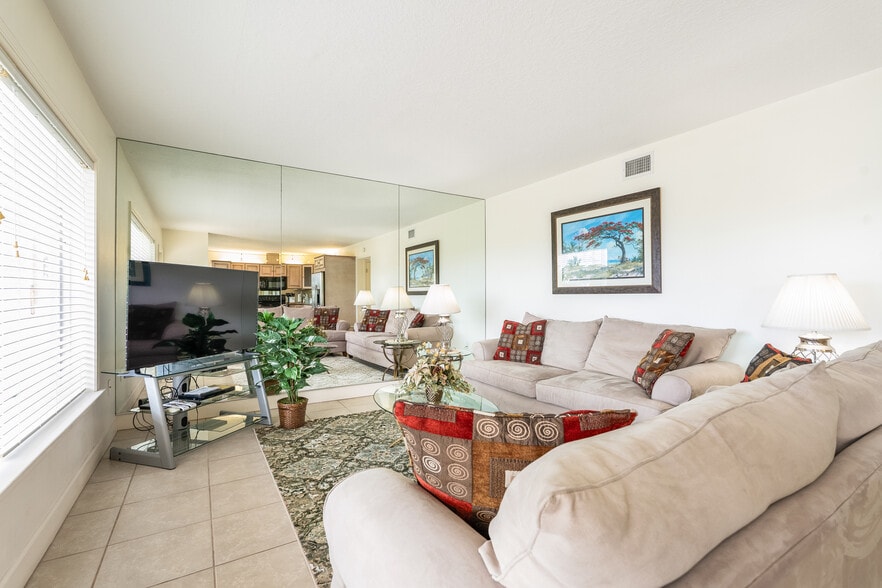 More Photos Of 23 Royal Palm Pointe, Vero Beach Restaurant For Sale