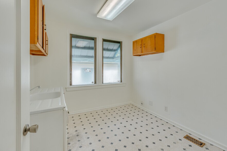 More Photos Of 1401 Spring Hill Ave, Mobile Medical For Sale
