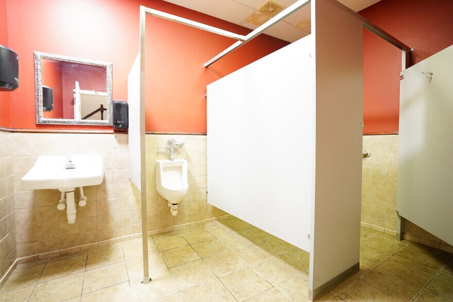 More Photos Of 101 Court Sq, Abbeville Restaurant For Sale