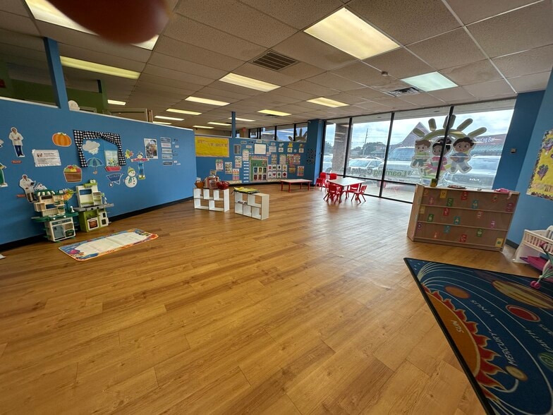 More Photos Of 5747-5757 Samuell Blvd, Dallas Unknown For Lease