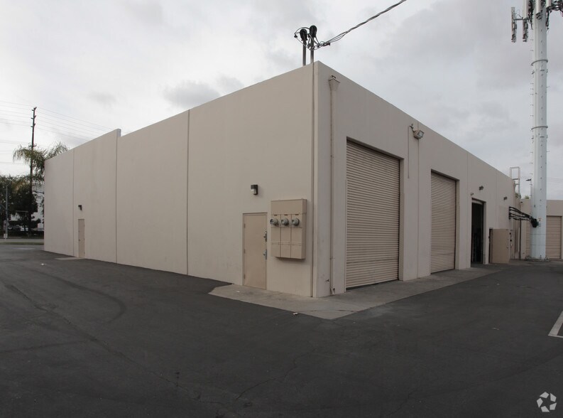 More Photos Of 2881-2895 E La Palma Ave, Anaheim Warehouse For Lease