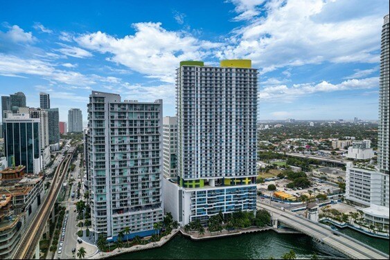 More Photos Of 175 SW 7th St, Miami Medical For Sale