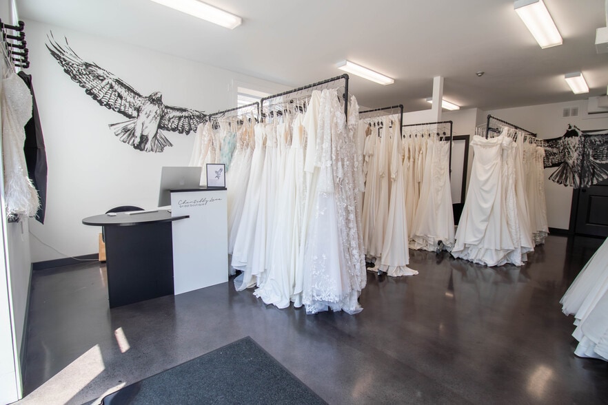 More Photos Of 140 Caroline St S, Hamilton Storefront Retail Residential For Lease