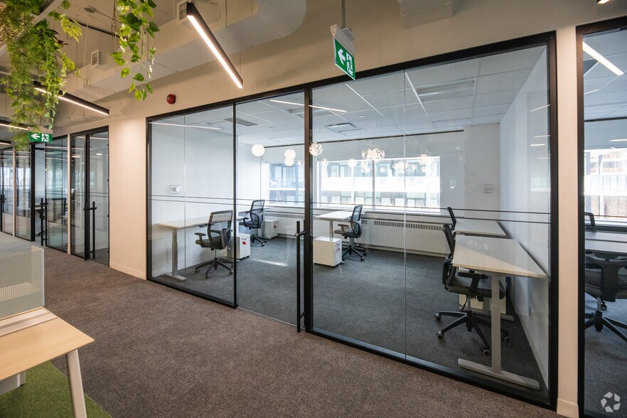 More Photos Of 111 Peter St, Toronto Office For Lease