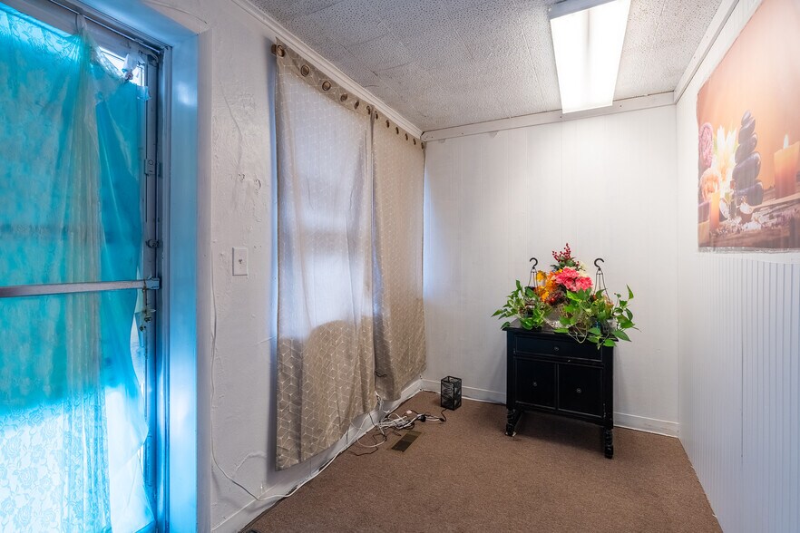 More Photos Of 828 E Main St, Carbondale General Retail For Sale