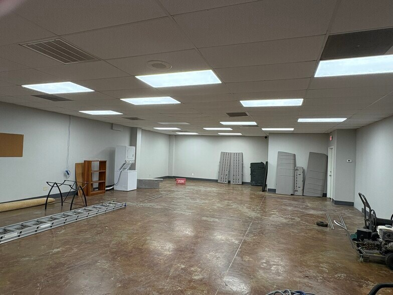 More Photos Of 3360 Raymond Diehl Bus Lane Rd, Tallahassee Showroom For Lease