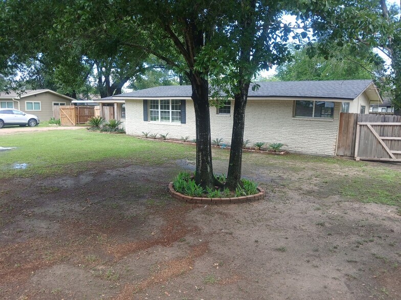 More Photos Of 1506 Avenue D, Katy Office For Sale