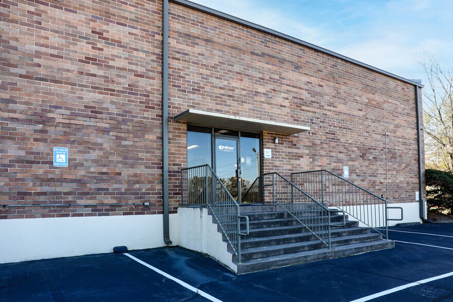 More Photos Of 1585 Roadhaven Dr, Stone Mountain Warehouse For Lease