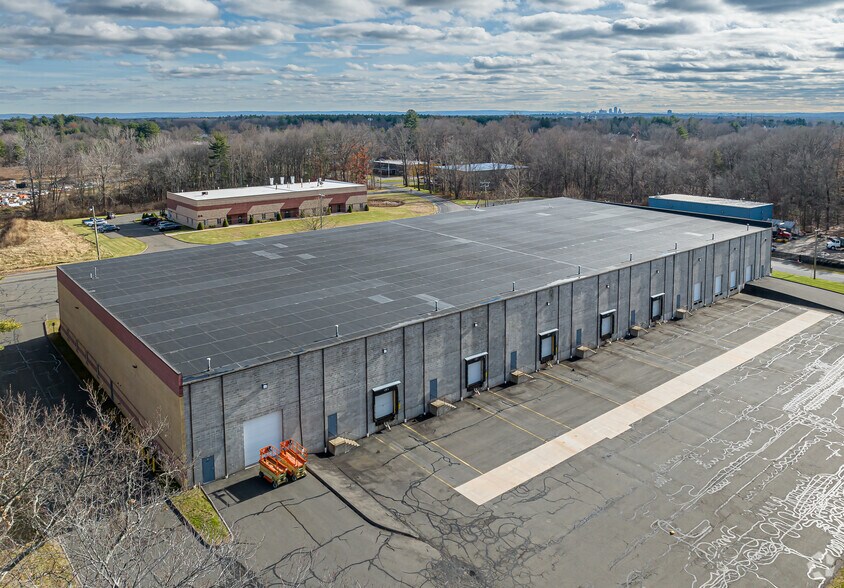 More Photos Of 95 W Dudley Town Rd, Bloomfield Distribution For Lease