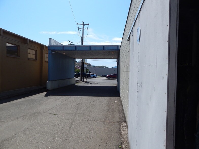 More Photos Of 470 NE Garden Valley Blvd, Roseburg Storefront Retail Office For Sale