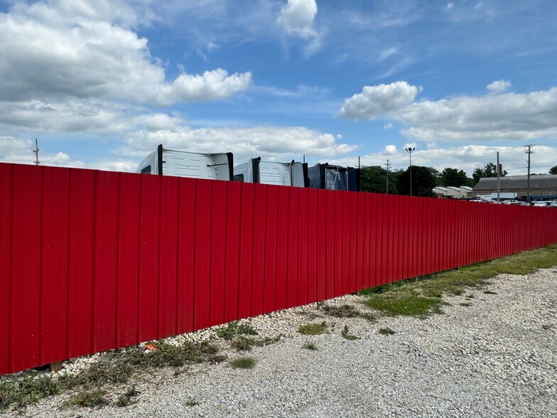 More Photos Of 644 W Park Ave, Aurora Truck Terminal For Sale