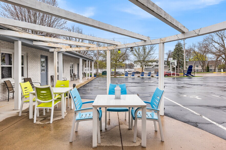 More Photos Of 488 South St, Green Lake Hotel For Sale