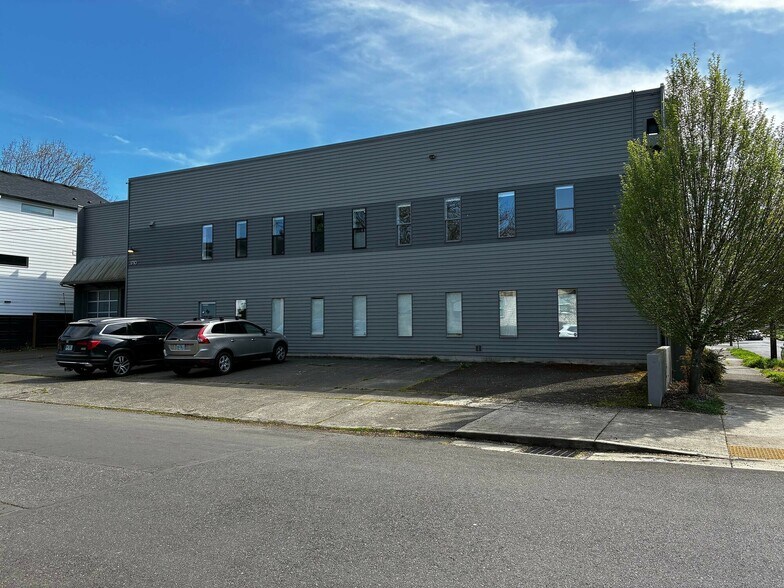 More Photos Of 1710 SE Brooklyn St, Portland Warehouse For Lease