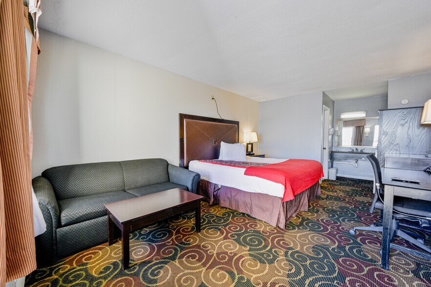 More Photos Of 5090 Buffalo Creek Rd, Elm Creek Hotel For Sale