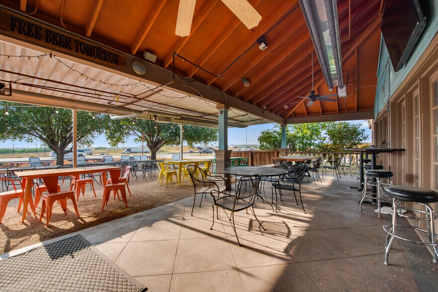 More Photos Of 5812 N Interstate 35, Denton Restaurant For Sale