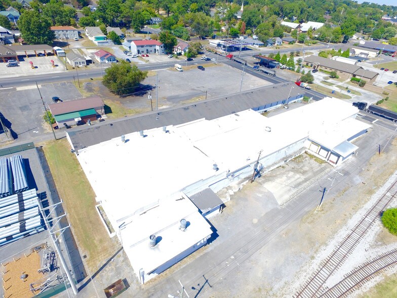 More Photos Of 2415 Lusk St, Guntersville Warehouse For Lease