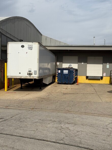 More Photos Of 920 Cedar Ave, St Charles Light Distribution For Lease