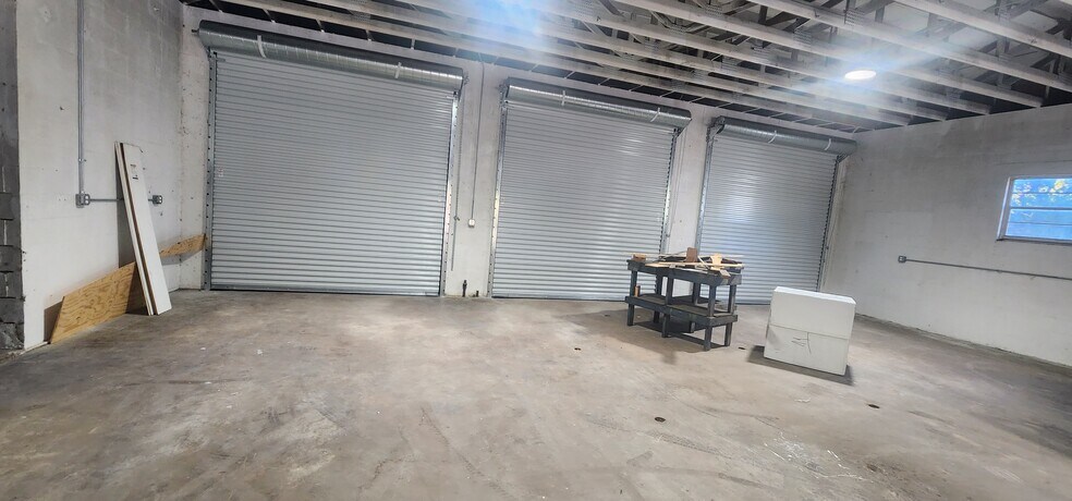 More Photos Of 284 S Center St, Pierson Auto Repair For Lease