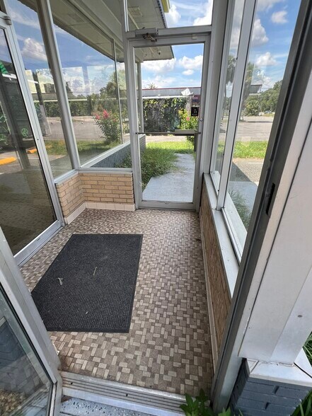 More Photos Of 3485 S Monroe St, Tallahassee Showroom For Sale