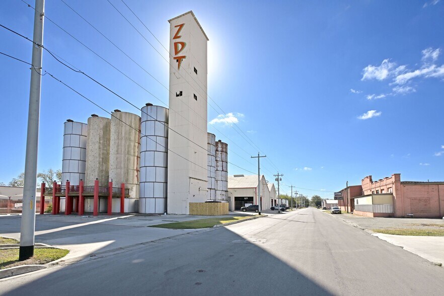 More Photos Of 1123 Bowie St, Seguin Warehouse For Sale