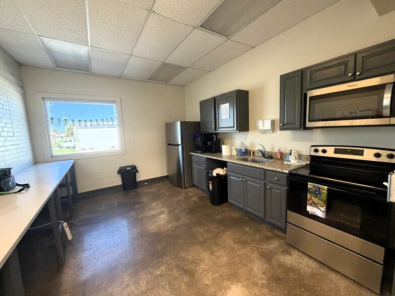 More Photos Of 3299 N 7th St Tfwy, Kansas City Manufacturing For Sale