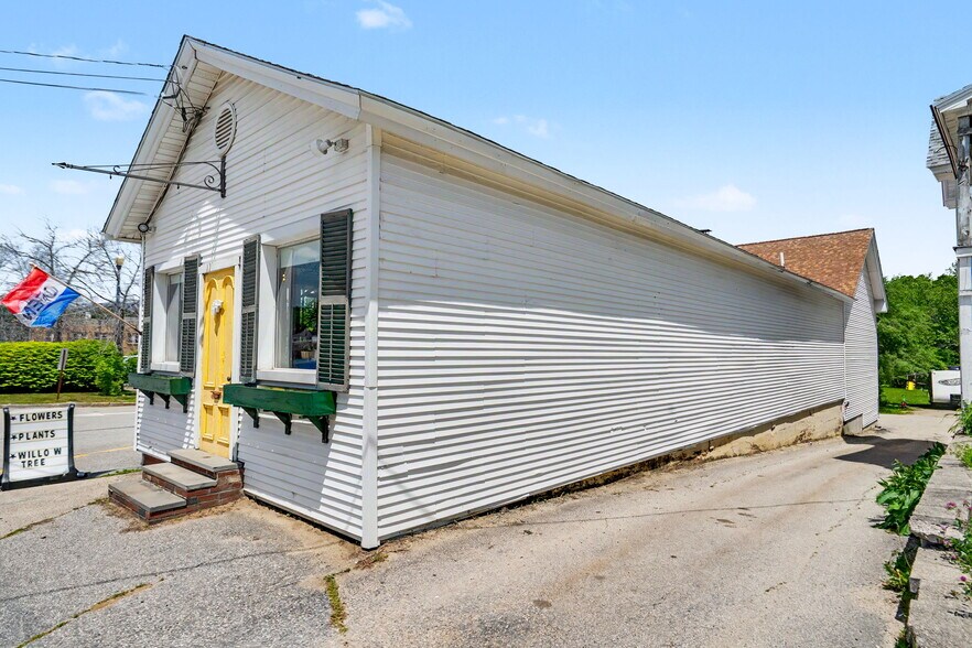 More Photos Of 11 Turnpike St, Jaffrey Freestanding For Sale