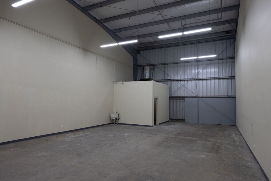 More Photos Of 326-330 W 58th St, Los Angeles Warehouse For Sale