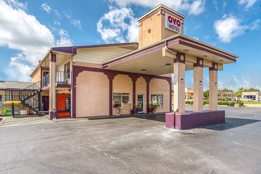 More Photos Of 4012 N State Line Ave, Texarkana Hotel For Sale