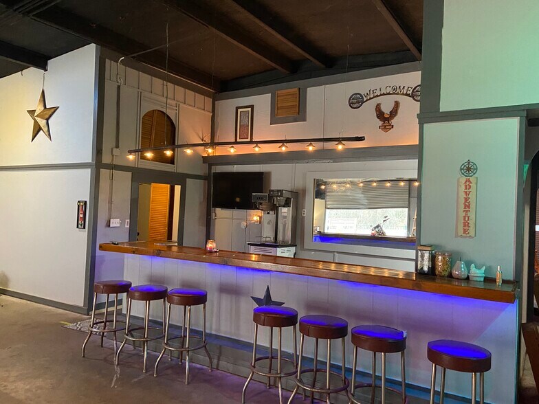 More Photos Of 8212 N State Highway 19, Trinity Showroom For Lease