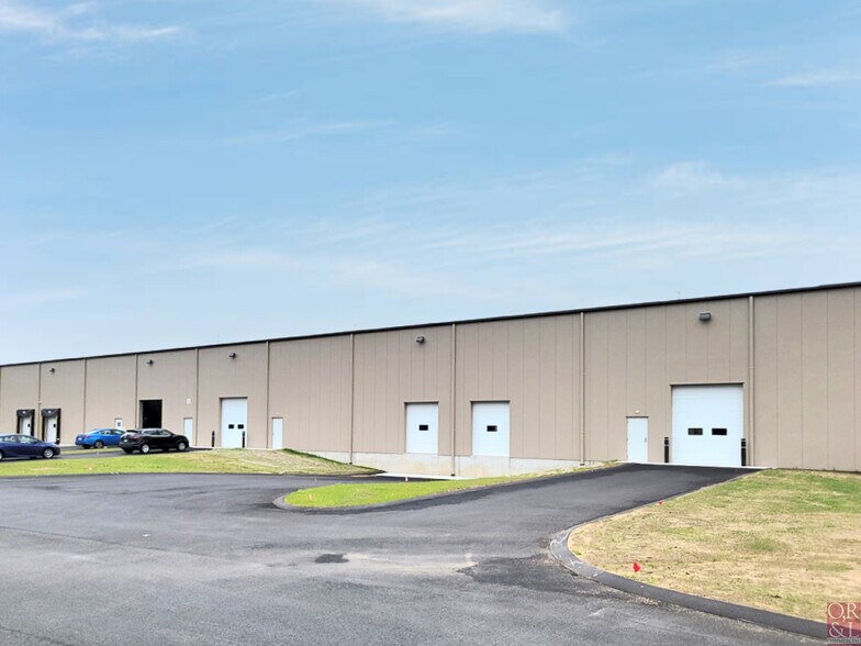 More Photos Of 111 Phoenix Crossing, Bloomfield Showroom For Lease