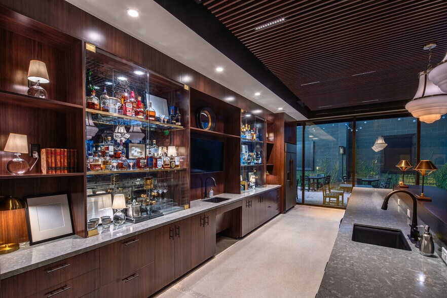 More Photos Of 190 TC Jester Blvd, Houston Office For Sale