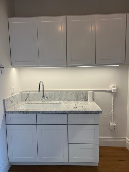 More Photos Of 615 S Victory Blvd, Burbank Office For Sale