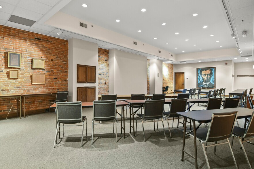 More Photos Of 206 S 6th St, Springfield Office For Sale