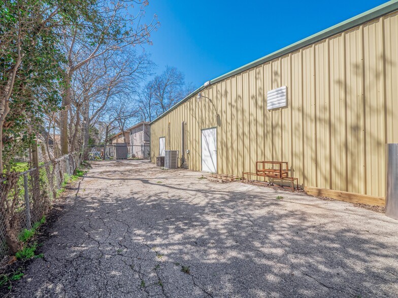 More Photos Of 318 W Byrd Blvd, Universal City Office For Sale
